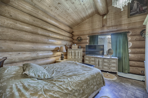 Nighthawk-RV-Bedroom-2