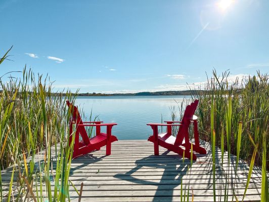 Roberts-Roost-Resort-Travel-Red-Chairs
