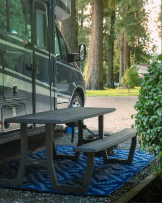 Sandpiper-Resort- picnic-table