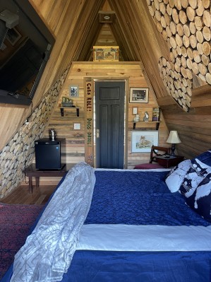 The-laughing-oyster-cabin-inside