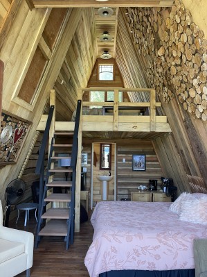 The-laughing-oyster-cabin-loft