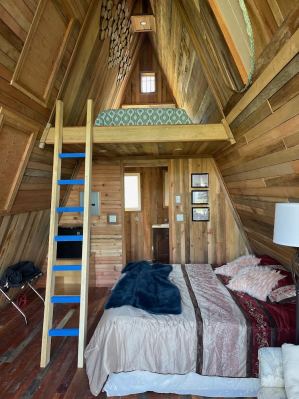 The-laughing-oyster-loft-ladder