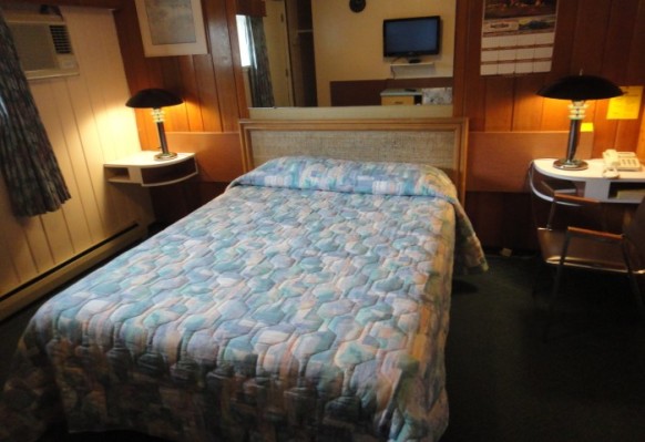 Airport Inn Motel & RV Park Bedroom