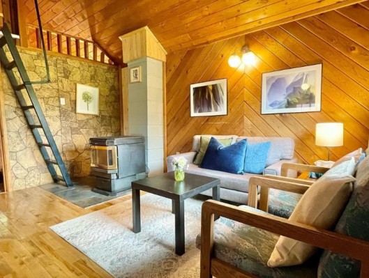 kispiox-river-lodge-living-room