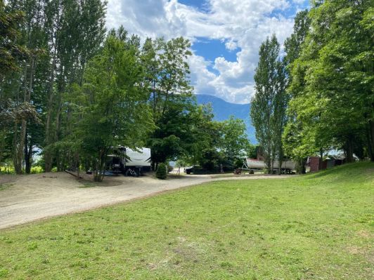 Kootenay Lake Lodge Waterfront Log Chalets & RV Sites