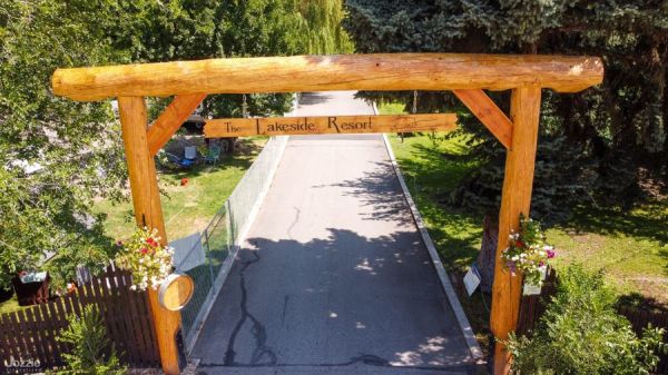 Lakeside Resort entrance