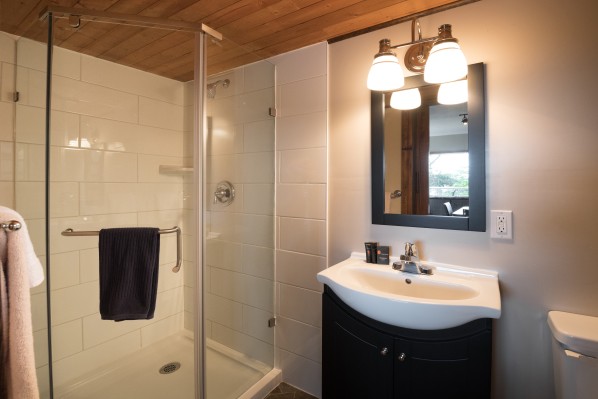 Page's Resort & Marina Cottage Bathroom