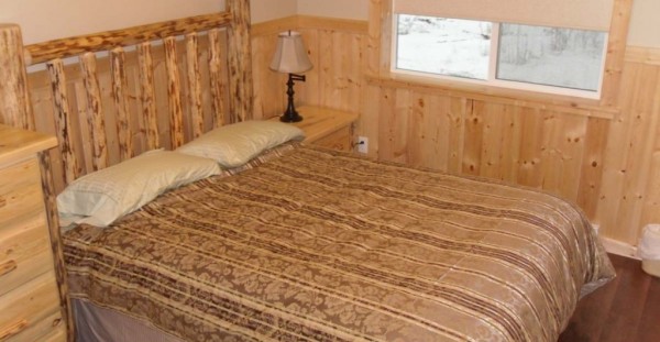 Sunshine Valley RV Resort Cabin bedroom