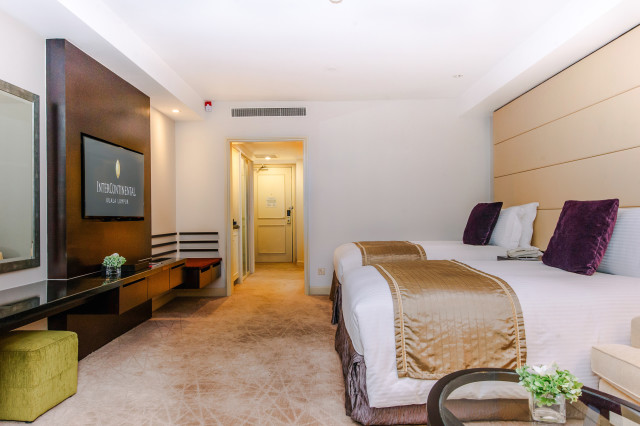 Choose to rest and unwind in the spacious 42 sqm Deluxe Room featuring twin size bed, a generous working space and a flat screen 42” LCD TV. The room comes complete with tea and coffee making facilities and a large marble bathroom which includes a separate shower and bath tub.