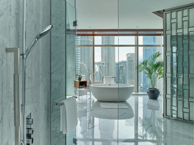 Diplomat Suite - Bathroom - Revel in 242 sq m suite with Petronas Twin Towers view, a king bed, spacious living and dining area, kitchenette with bar counter, study room and Grand Club lounge access.