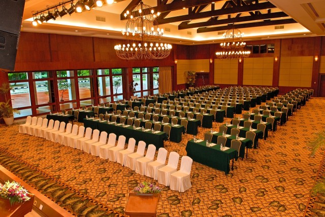 The Grand Ballroom is pillarless, featuring natural daylight and high ceilings with a movable elevated stage. The size of the Ballroom is 624sqm and has the capacity of up to 420 people for a reception including a spacious pre-function cocktail area.