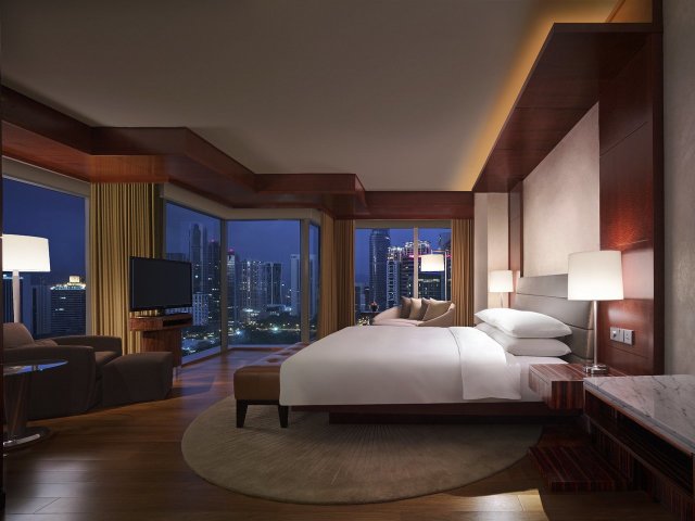 Grand Deluxe Room - Spacious 65 sq m room with a 180-degree panoramic view of Petronas Twin Towers, one king bed, spacious work desk, bathtub and rainfall shower.