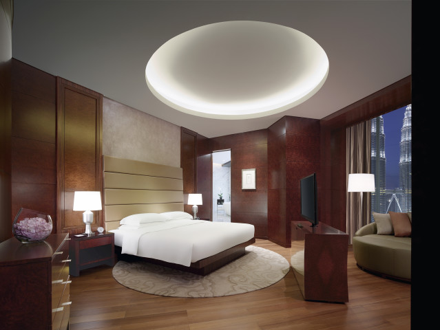 Diplomat Suite - Bedroom - Revel in 242 sq m suite with Petronas Twin Towers view, a king bed, spacious living and dining area, kitchenette with bar counter, study room and Grand Club lounge access.