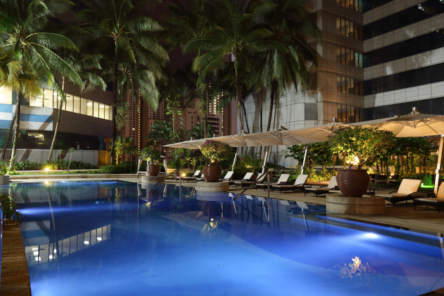 Surrounded by lush green landscape, the pool at the InterContinental Kuala Lumpur is located on Level 5.

Guests can take a leisurely dip, sunbathe or enjoy a cold beverage served from the pool bar. Adjacent to the pool is a covered cabana area perfect for reading.