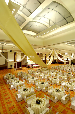 18,794 Sq feet pillar-less ballroom with an 11m ceiling. The Manhattan Ballroom seats 2,000pax comfortably. The room features a foyer and Wi-Fi connectivity in all rooms and pre-function areas.
