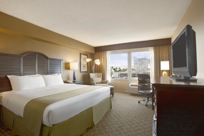 Wyndham Santa Monica at the Pier - Updated King Bed Room