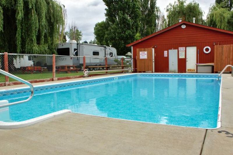 Maple Leaf Motel & RV Campground Resort