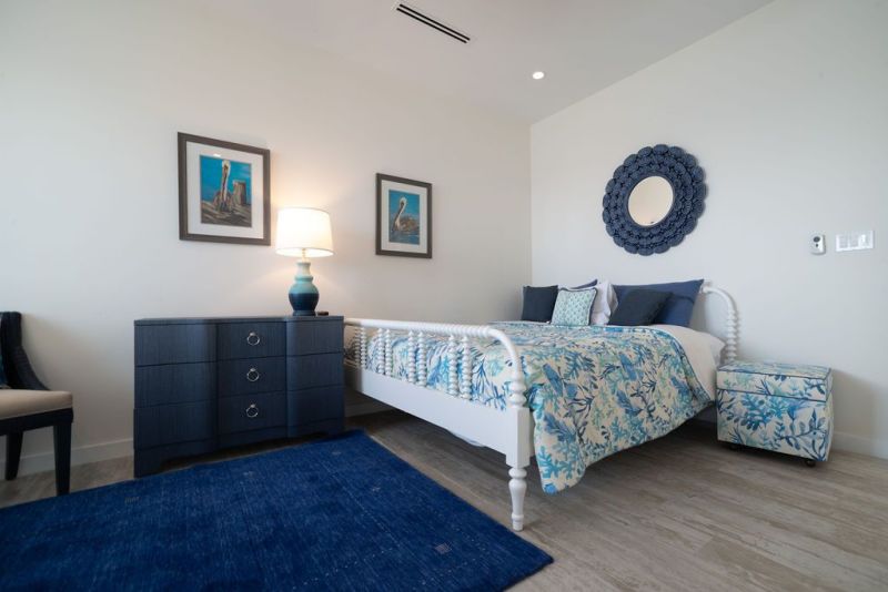 Guest bedroom with Queen bed and single day bed