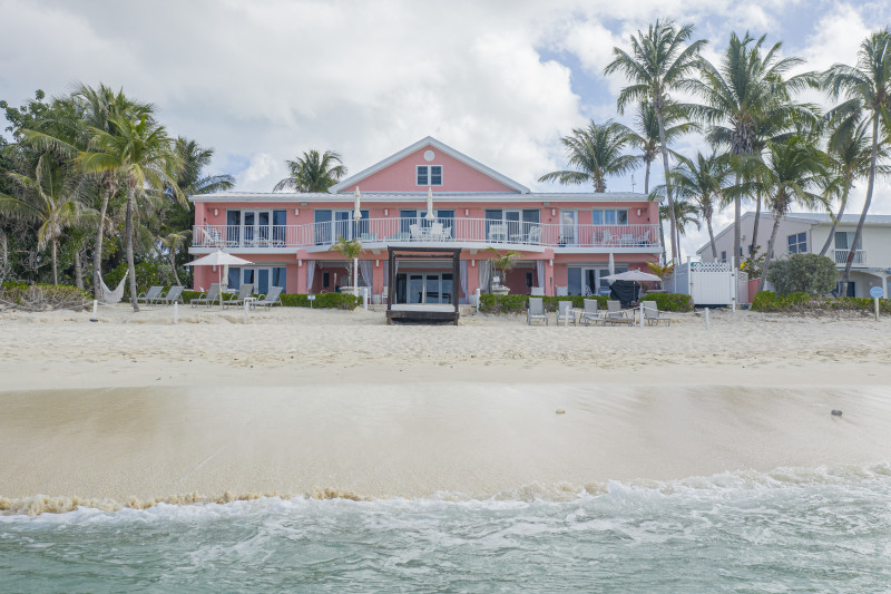 Amazing 7-bedroom private villa on 7 Mile Beach