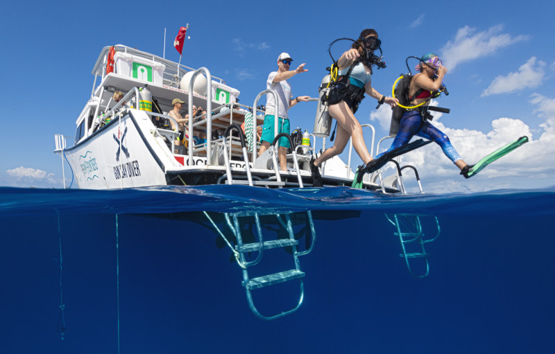 Ocean Frontiers Dive Boat Limos Cayman Islands