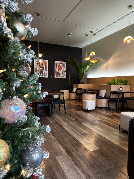                         The interior of Anna et Pierre Le Cafe festively decorated with a Christmas tree.
                        
