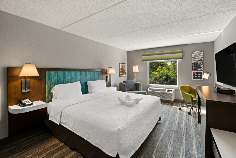                         A guest room at Hampton Inn & Suites Poughkeepsie
                        