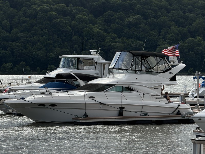                         Utopia, a 41-foot Sea Ray offering professionally captained private yacht charters on the Hudson River
                        
