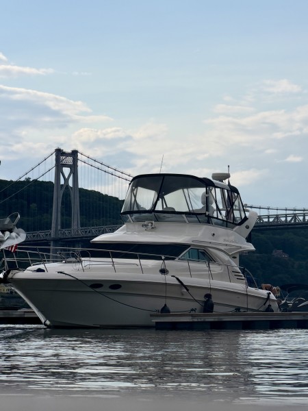                         Utopia, a 41-foot Sea Ray offering professionally captained private yacht charters on the Hudson River
                        