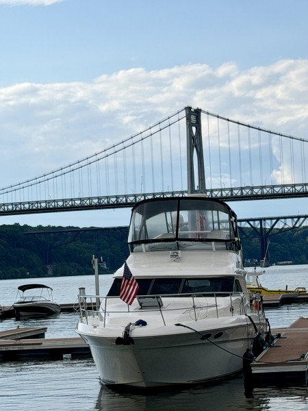                         Utopia, a 41-foot Sea Ray offering professionally captained private yacht charters on the Hudson River
                        