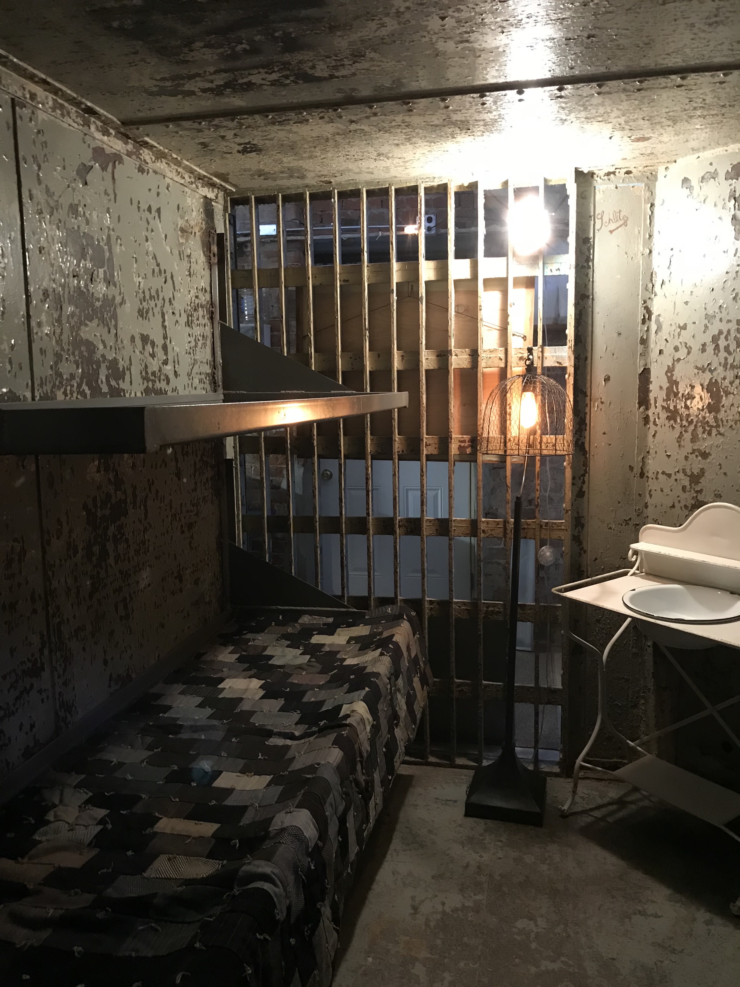 THE Ｊailers Explore | Jailer's Home & Dungeon