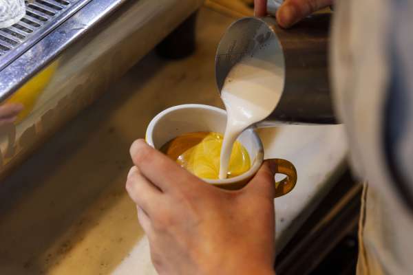 Café Quiquiriqui coffee being poured into mug