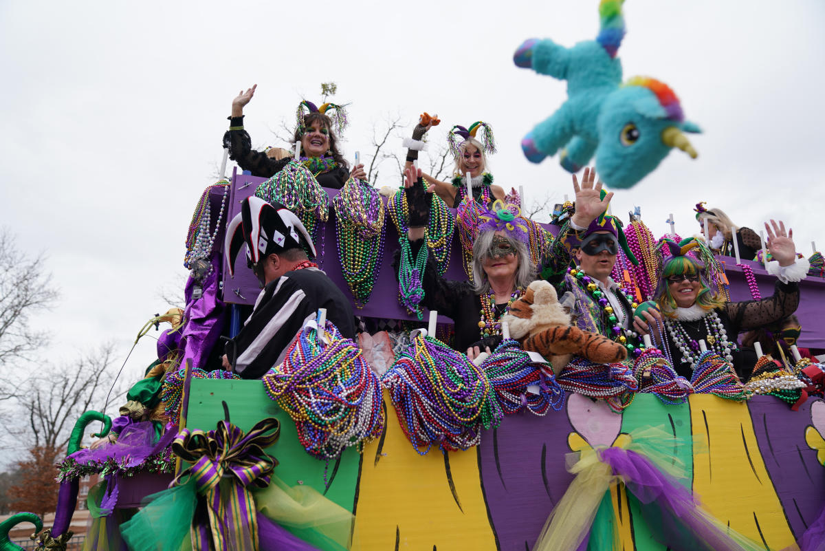 Ер адам әйелдің кеудесін сорып алады