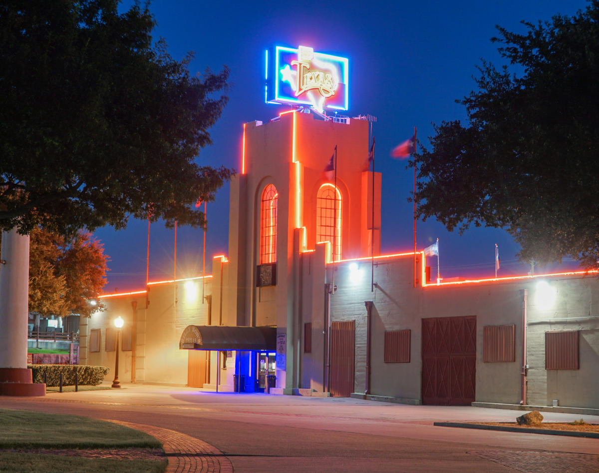 Nightlife & Live Music In Fort Worth, TX Lounges & Saloons