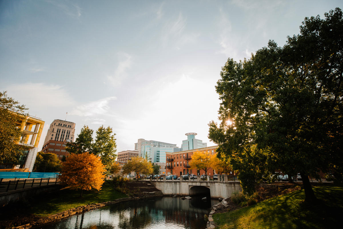 Kalamazoo, MI Hotels, Trails & Things to Do