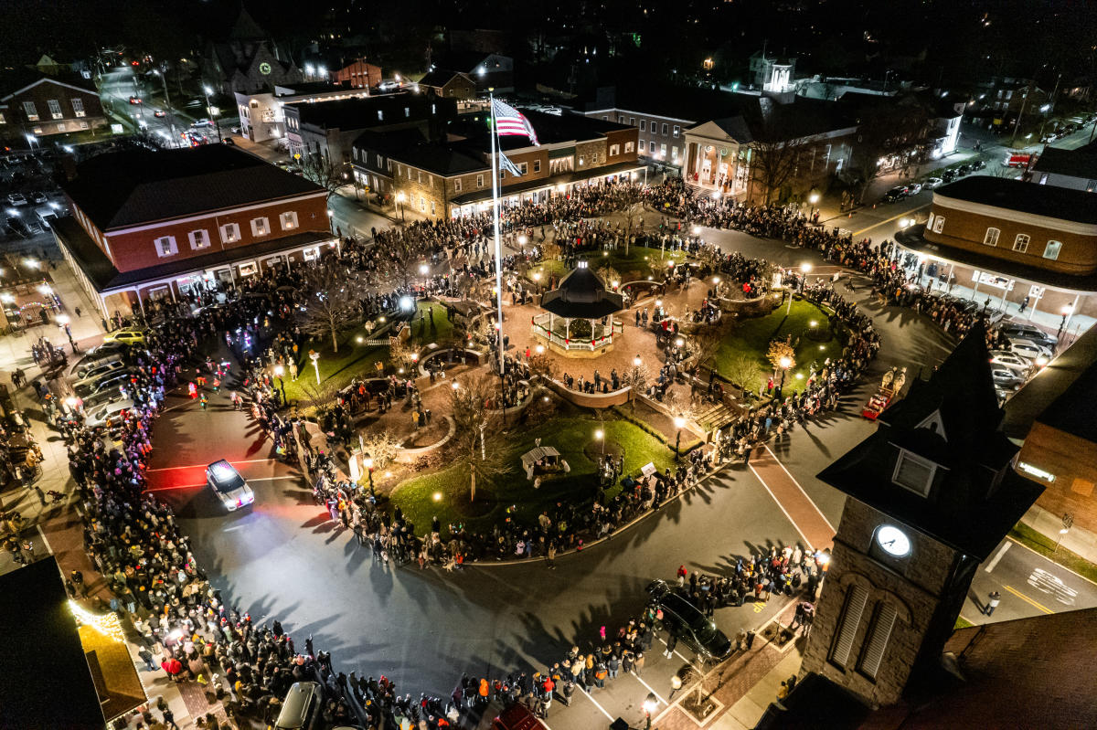 Best HD Pictures about  Ligonier Light Up Night 2022  with No AI Images