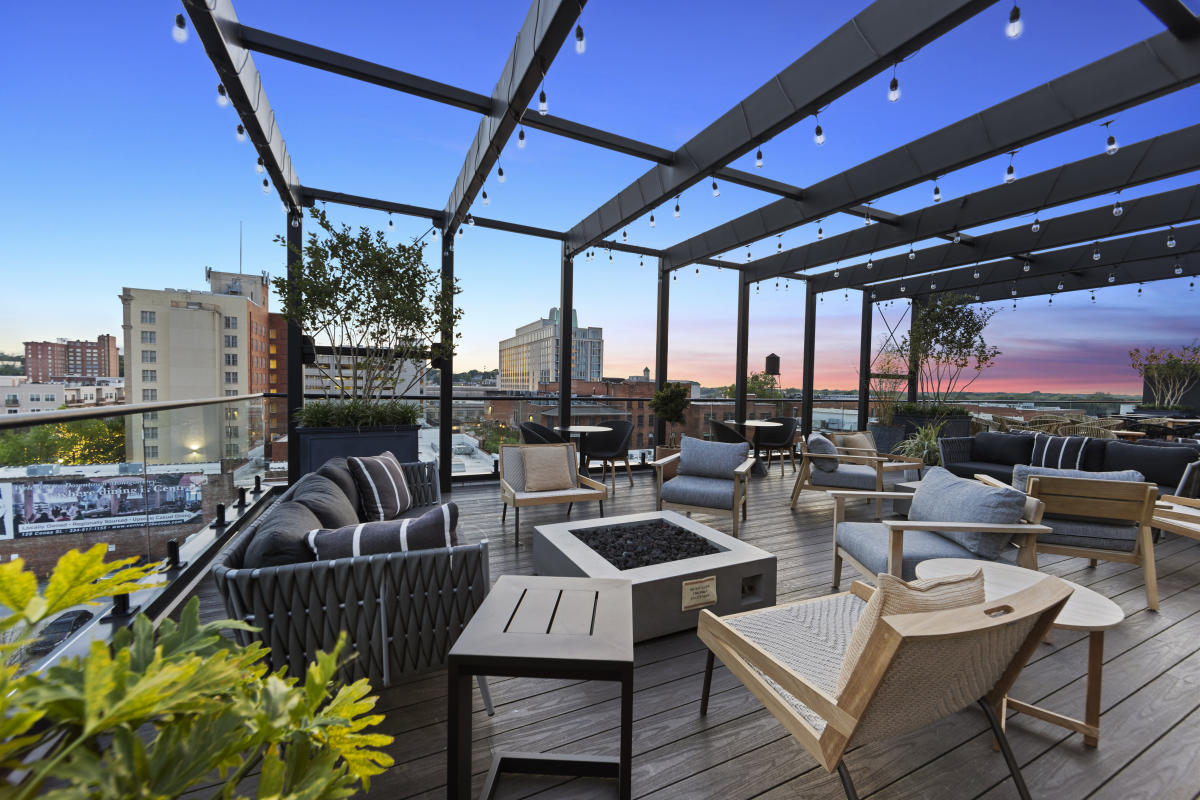 Dine Outdoors This Summer: 12 Fantastic Dining Spots to Explore