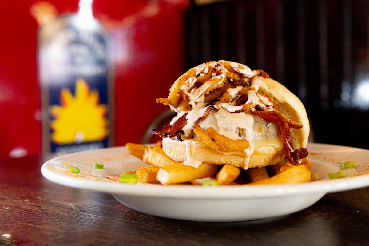 BURGER & COLA 38-kT THE RICH おまけ付き Cajun Ranch Steak House Burger | Brick Alley Pub | Newport Burger