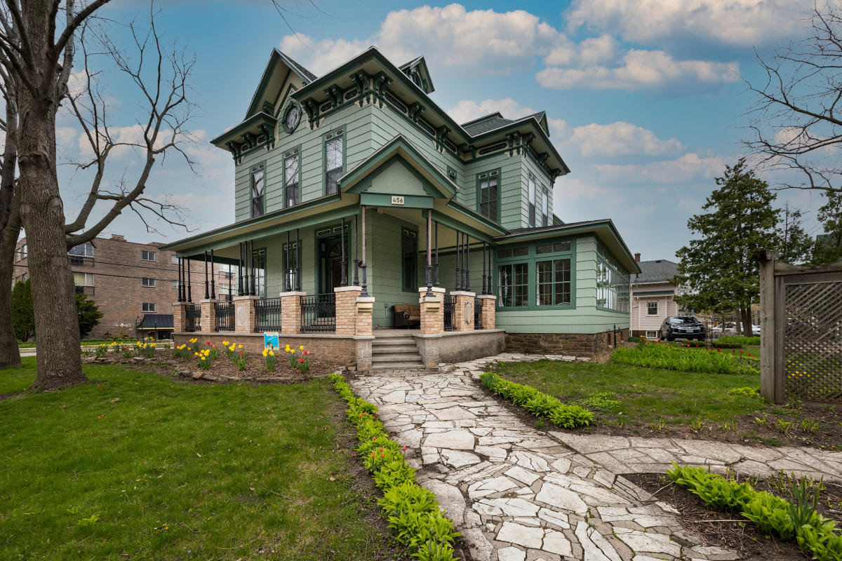 Enjoy Your Stay at this Beautiful Historic Home in Downtown Oshkosh
