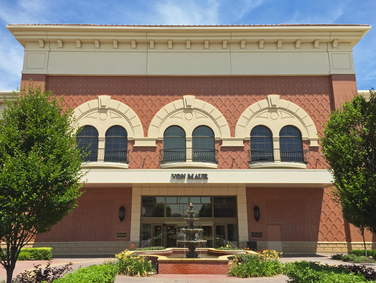 Von Maur gearing up for April opening