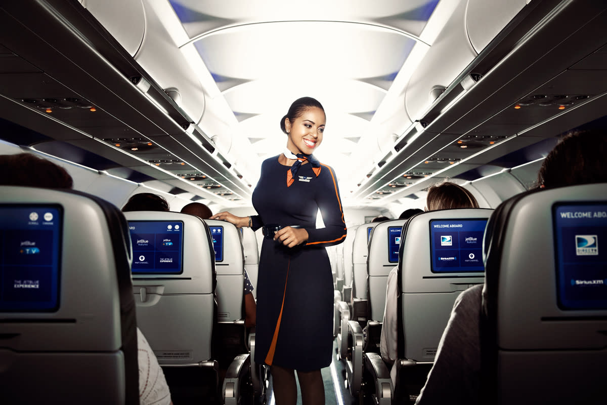 30 часов в самолете. JETBLUE Airlines стюардессы. Авиакомпания JETBLUE Airways. Стюардессы Американ Эйрлайнс. Jet Airways стюардессы.