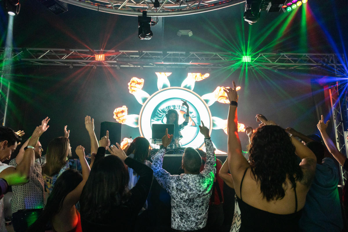Palm Springs Nightlife Guide: Bars, Live Music, Casinos & Entertainment