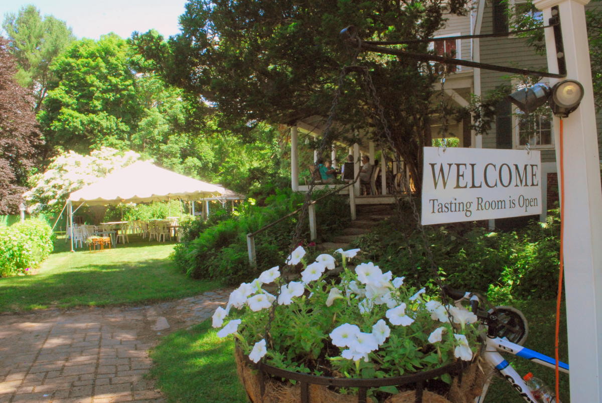 Rhode Island Wineries & Vineyards Wine Tasting & Tours