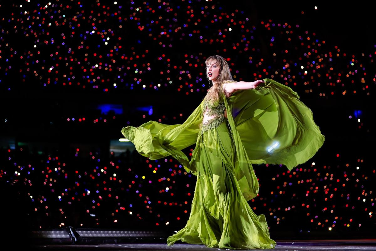 green emerald velvet dress Amazon.com: Gyaiimyj Girls Women Vintage Folklore Dresses Taytay World Tour  Outfit Unique Custom Made Chartreuse Lime Green Fairycore Prom Dress,  X-Large : Clothing, Shoes & Jewelry main image 0