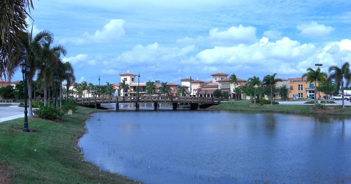 Hollister coconut point 2025 mall