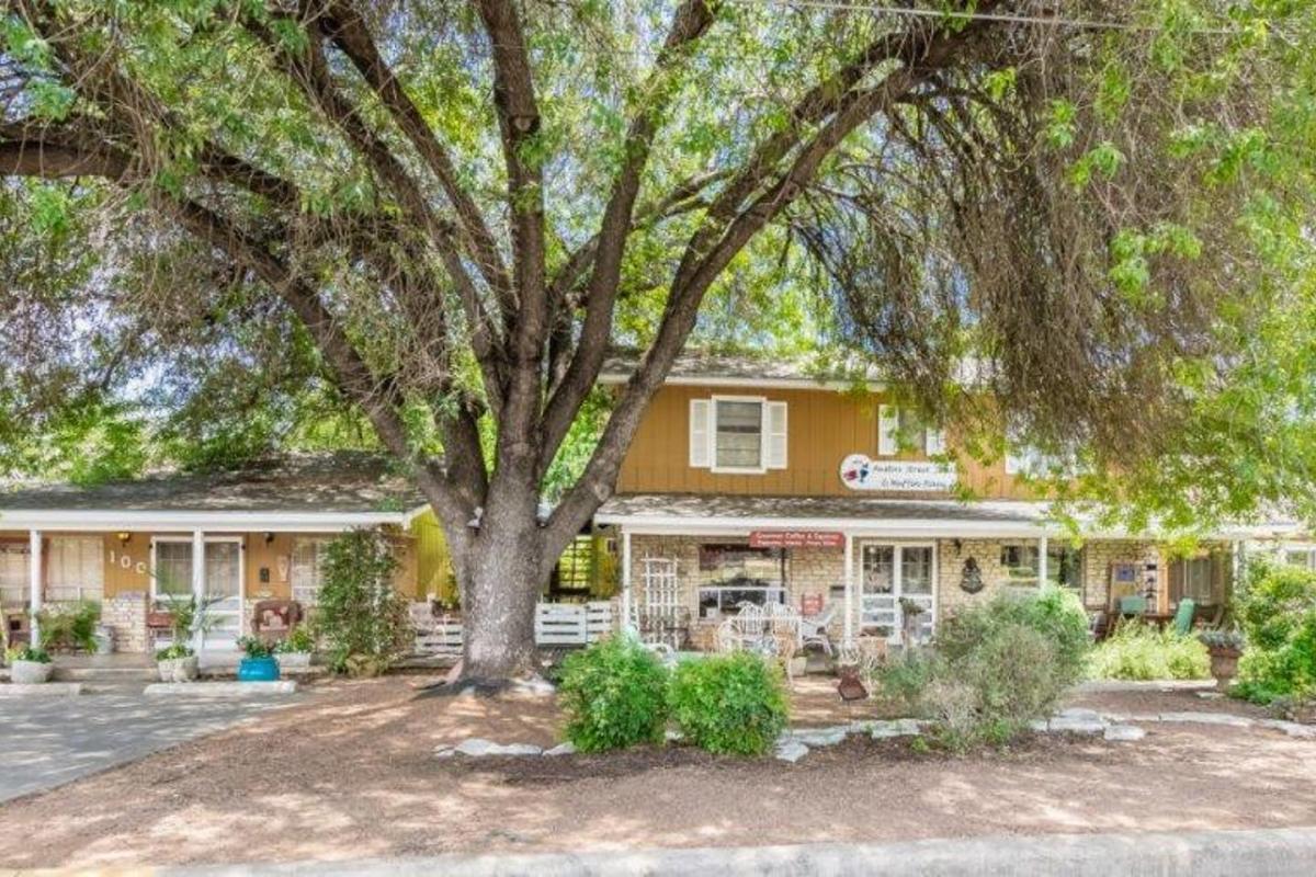 Binky's Nest, Secret Garden & Summer Afternoon Suite Bed & Breakfasts