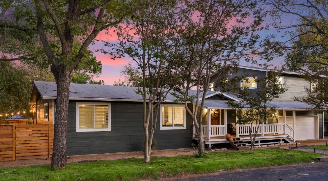 Gruene Haus Bed & Breakfasts / Guesthouses / Inns