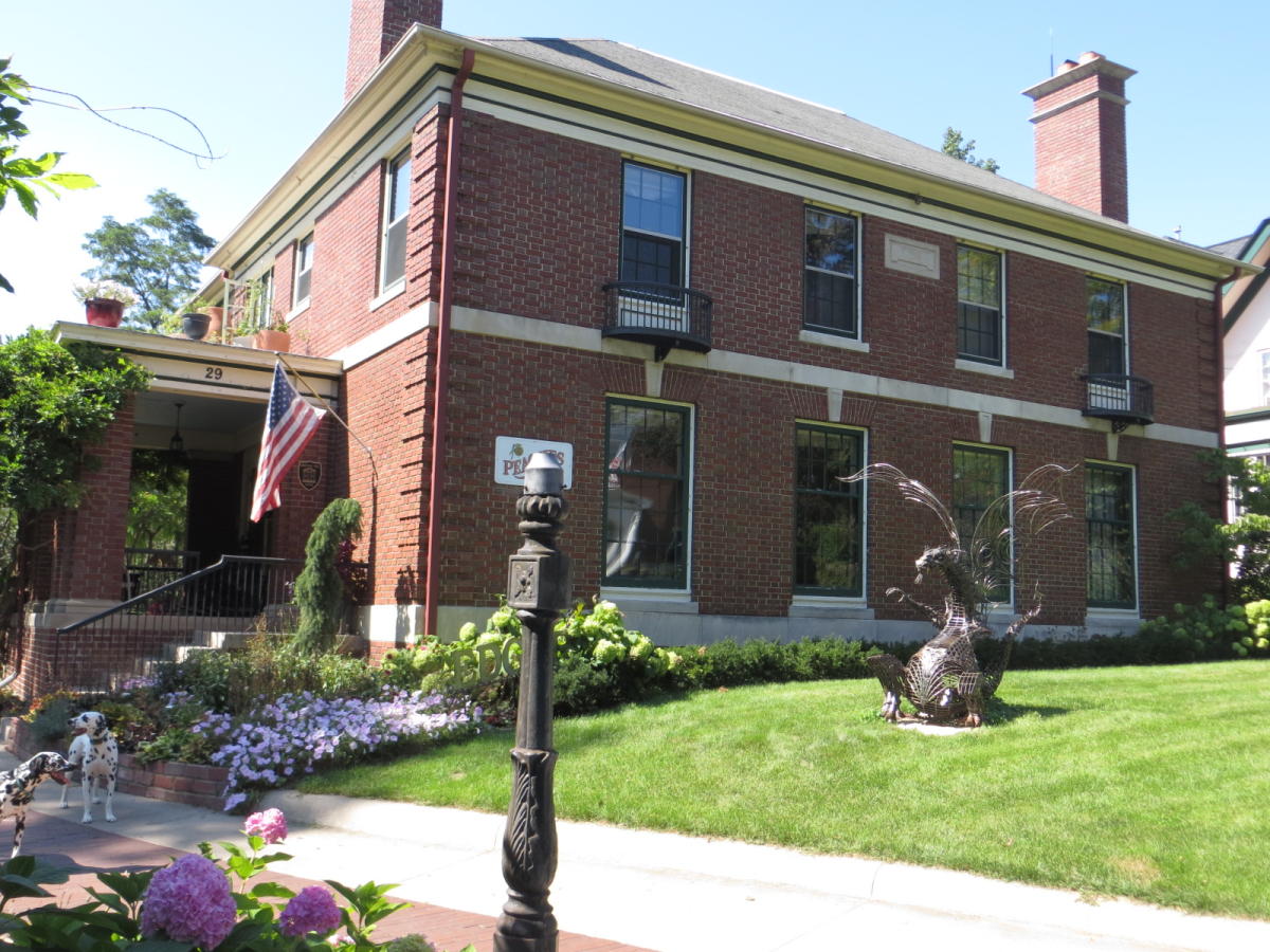 Peaches Bed & Breakfast Grand Rapids MI, 49503