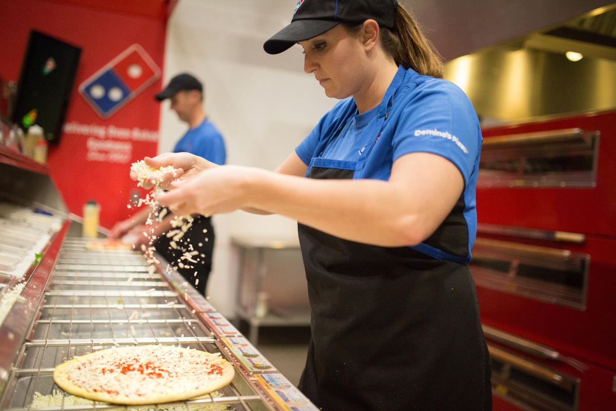 call domino's pizza on university