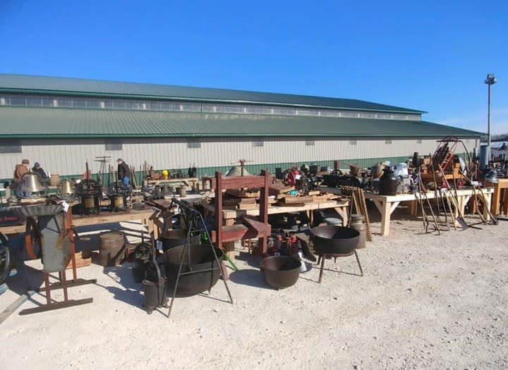 Dinky's Auction Center