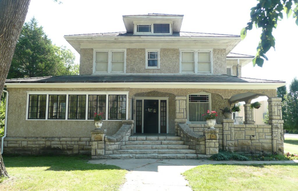 Young Guest House Council Grove KS, 66846